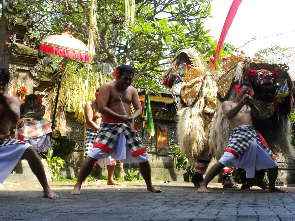 Barong dance in Batubulan village, Gianyra regency - Mari Bali Tours 