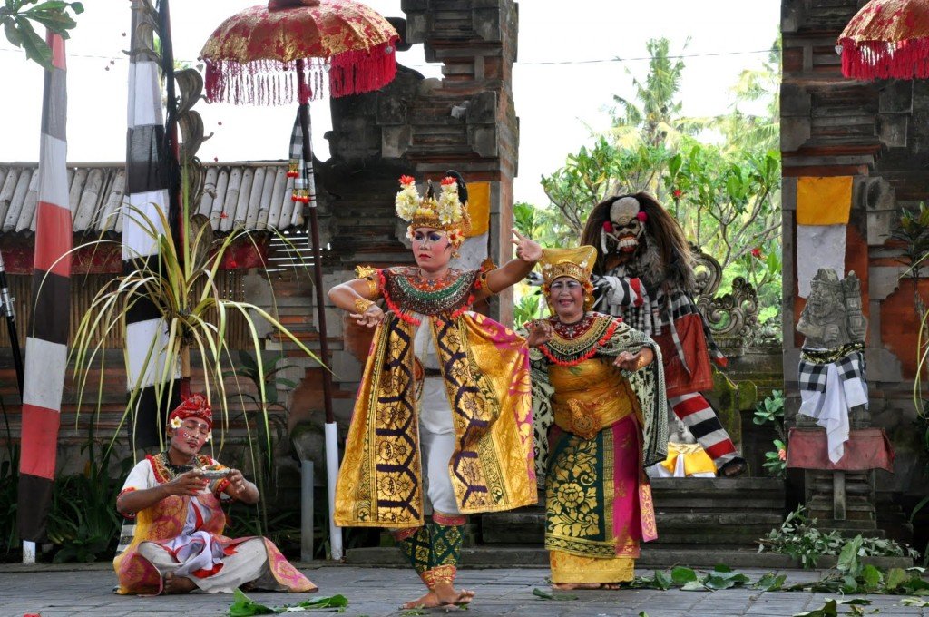 Barong dance in Batubulan village, Gianyra regency - Mari Bali Tours 