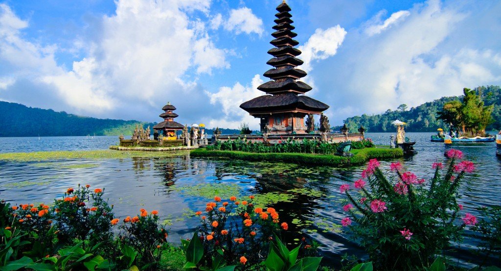 Ulun Danu Temple at Bratan lake - Mari Bali Tours (1)